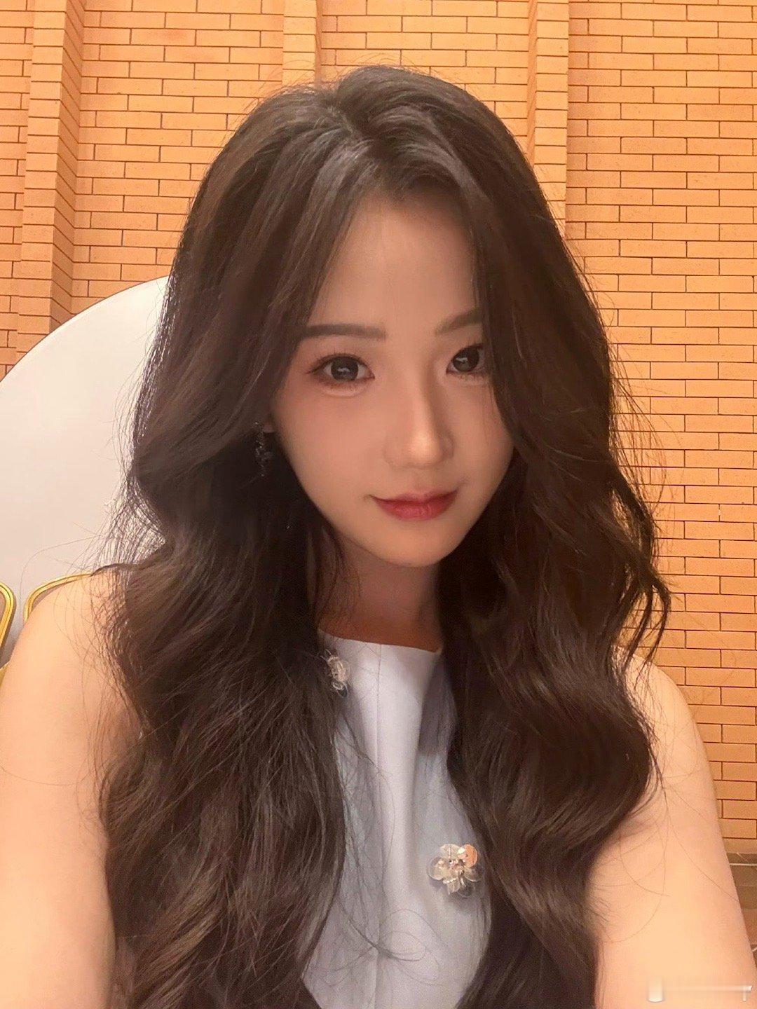 这个晋宜萌萌的上镜不错声线有点粗有反差 