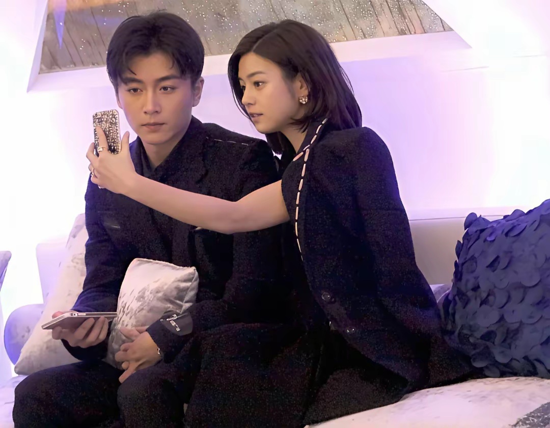曾经的陈妍希和陈晓就算是看手机也是十指紧扣的……现在呢，时过境迁，世事无常。 
