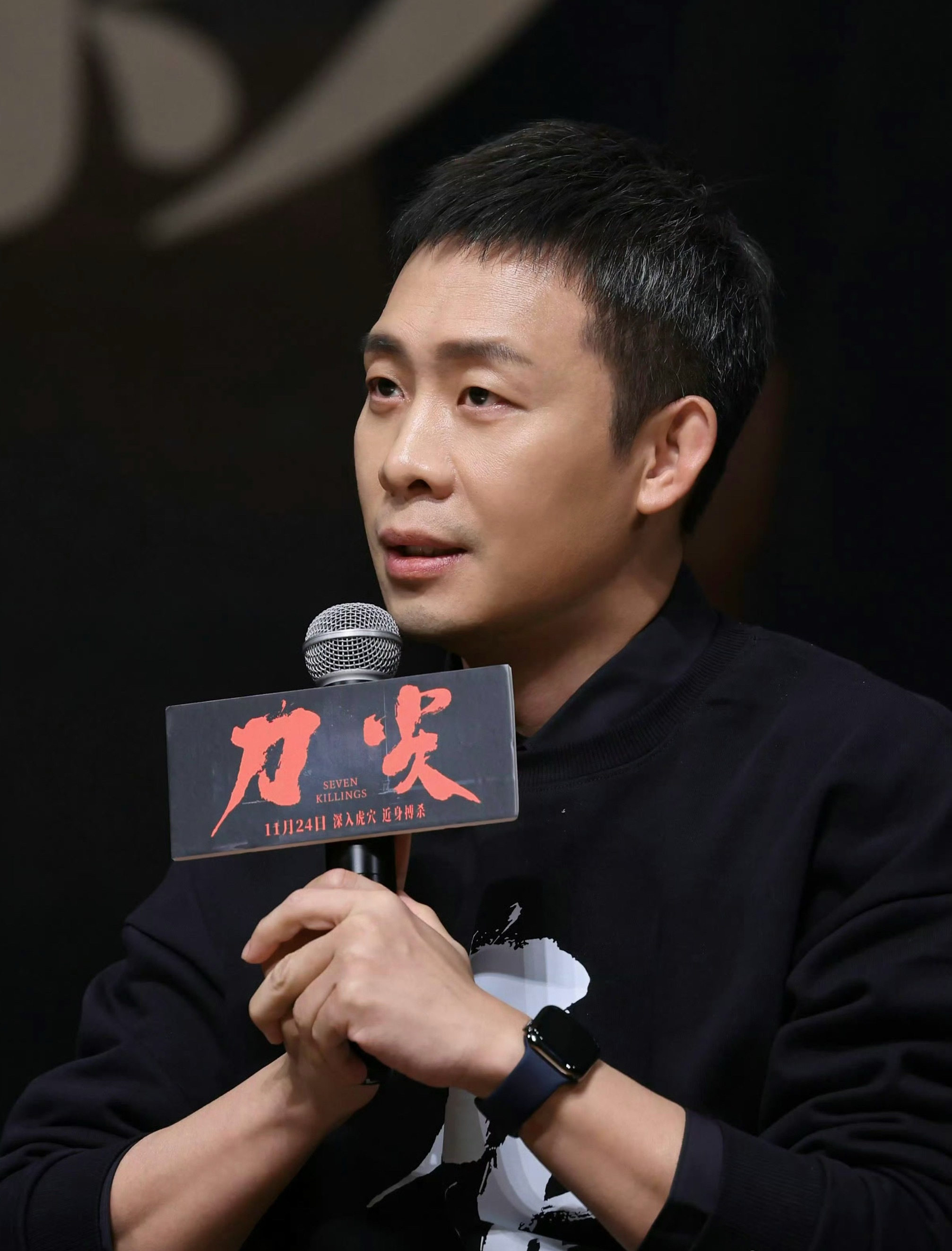 这手…这皮肤…想……（小耳朵也好可爱🥰想揪bushi…） 