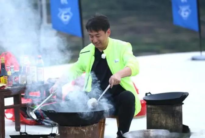 所以黄磊前几年立了好演员好丈夫和娱乐圈好厨师的人设，与何炅一起打造的《向往的生活