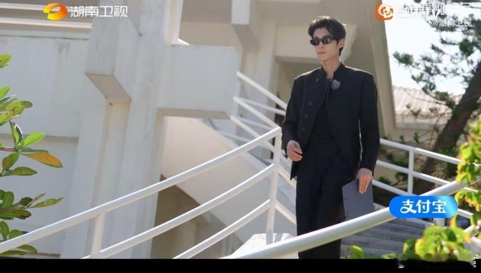 王鹤棣行走的霸总美学哇塞!王鹤棣这霸总造型太绝啦!背头配黑西装，墨镜一戴神秘感拉