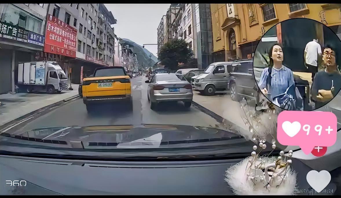 泪目了！失联前的00后网格员，身影恰巧被过路司机的行车记录仪拍下。画面里街道车流