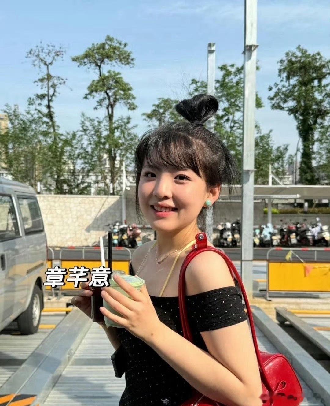 章家三姐妹的画风怎么越看越像，感觉都在朝着章若楠的风格靠拢…… 