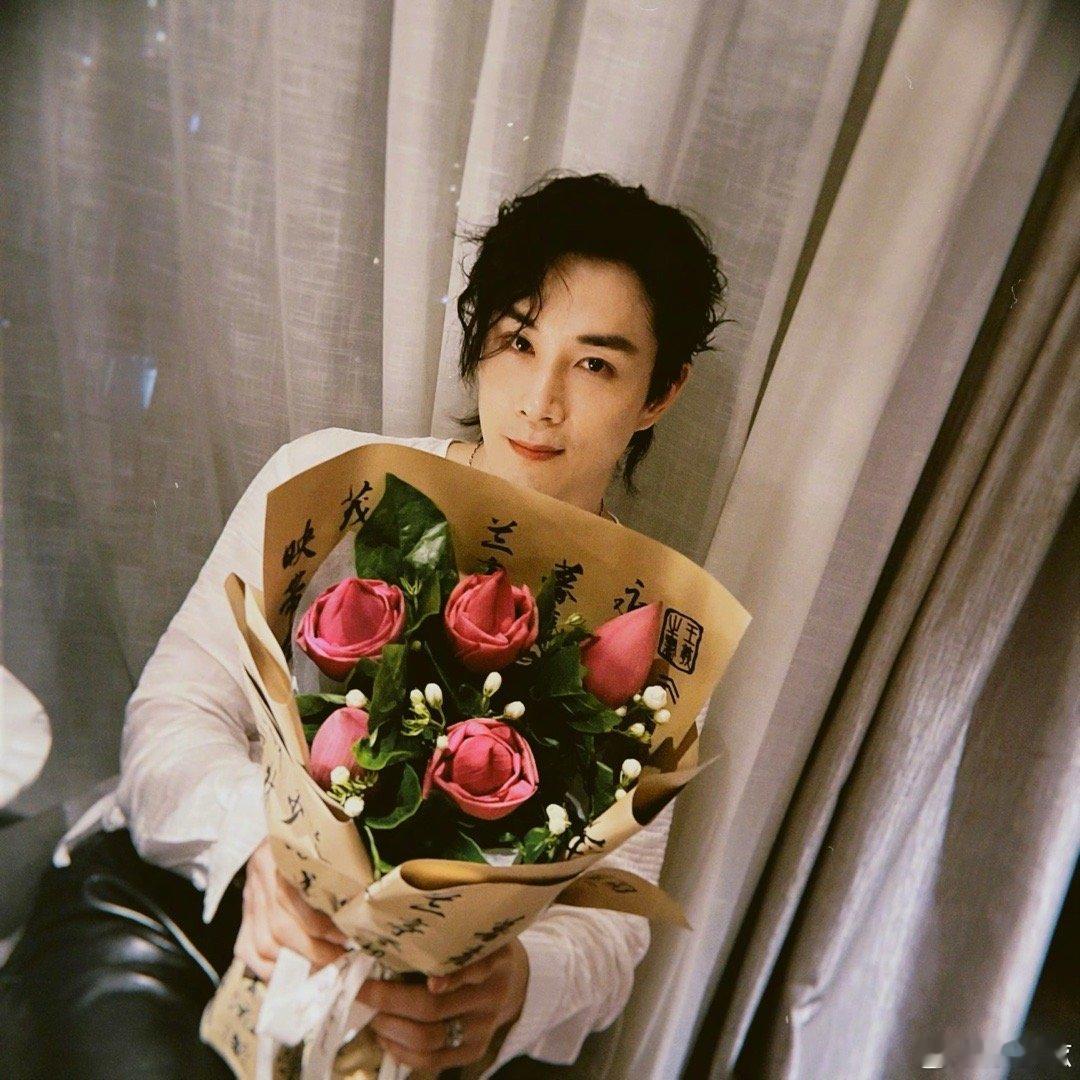 李承铉寸头 寸头才是李承铉的颜值密码！歌舞台造型帅得轻松又出圈，墨镜加持酷飒感拉