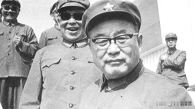 1972年，北京军区司令李德生少将接受命令，前去解救一位老战友，赶到一处幽暗的地