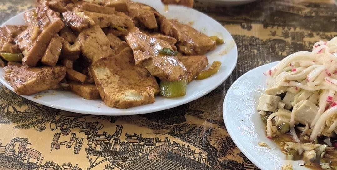 以后母亲节，
再也不请老妈吃饭了。
母亲节领着老母亲逛完风景之后，
正好到午餐饭
