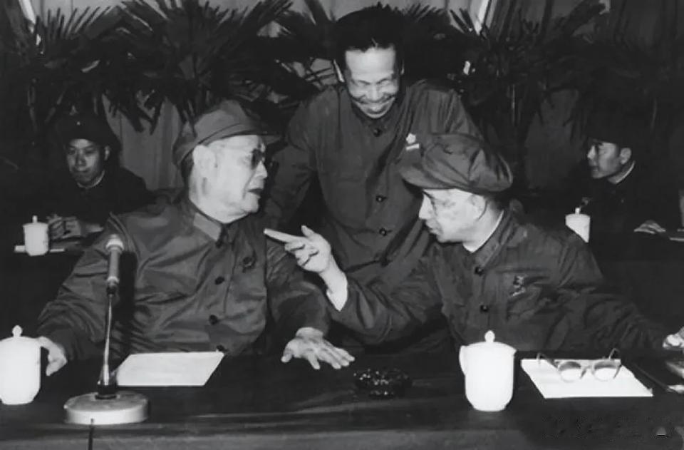 1976年10月6日，华国锋同志任军委主席，军事科学院有工作人员写了一篇称赞华主