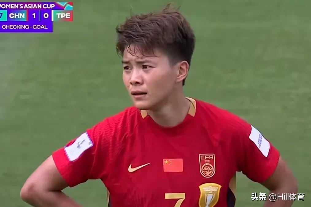 王霜冤黄停赛，本该是狂欢夜，却被一张争议黄牌蒙上阴影。王霜常规时间争抢中被吹冲撞