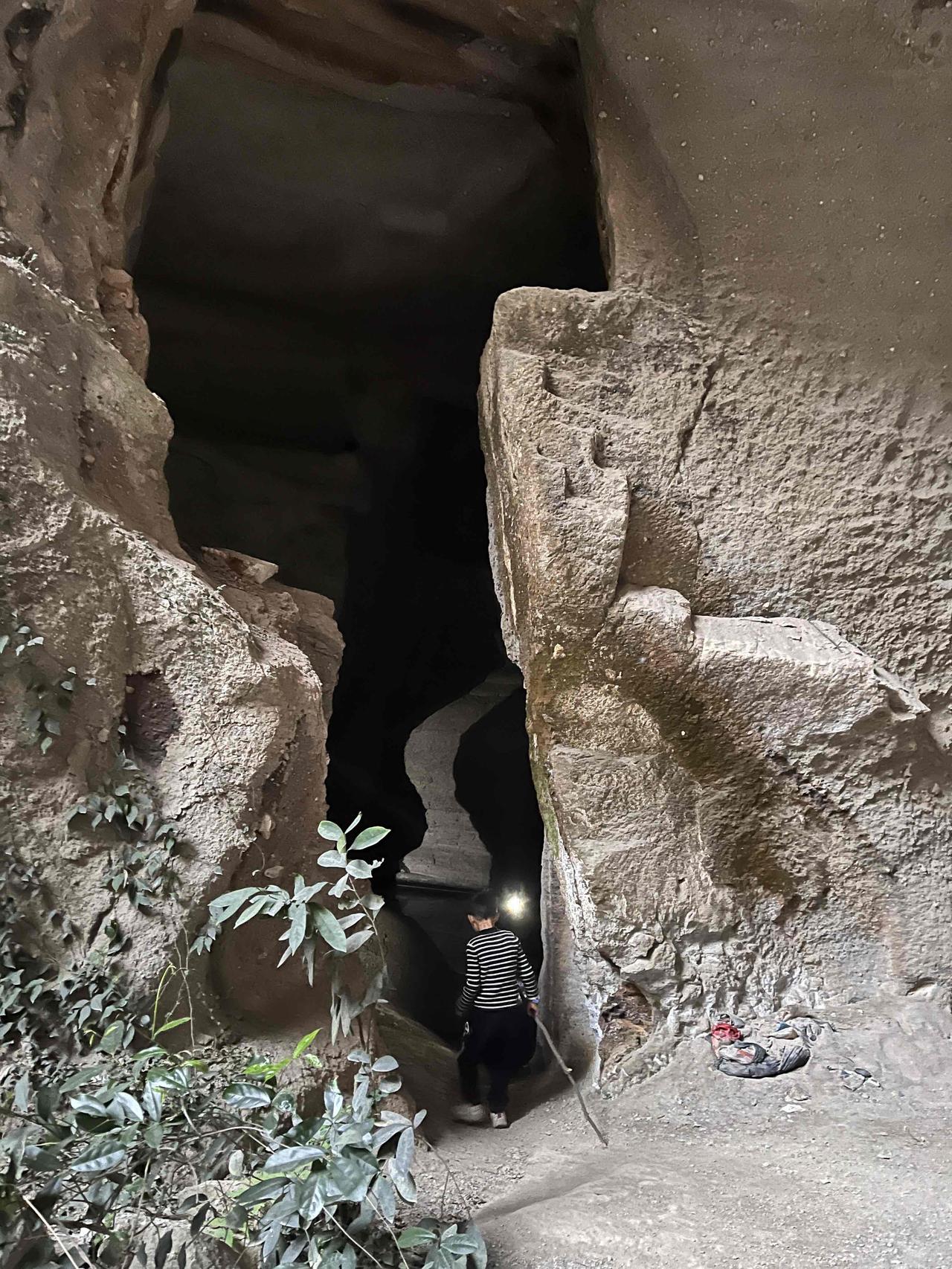 孩子跟谁亲？答案很现实。

谁半夜爬起来喂奶、换尿布，就跟谁亲。
谁蹲下来，陪他