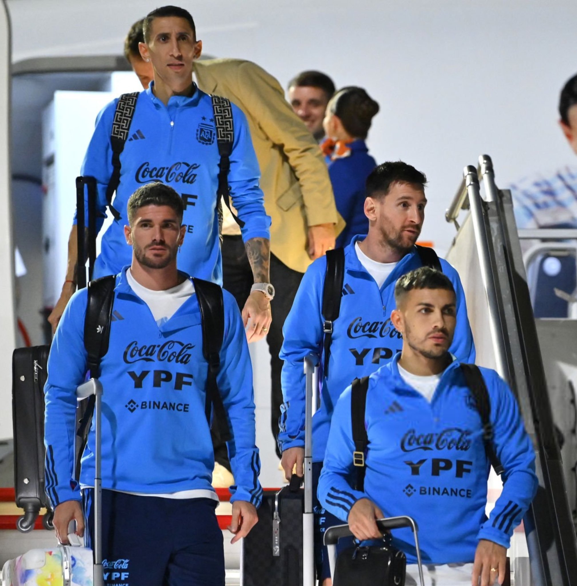 3年前，斯卡洛尼的队伍抵达卡塔尔哈马德国际机场为世界杯比赛做准备🇦🇷