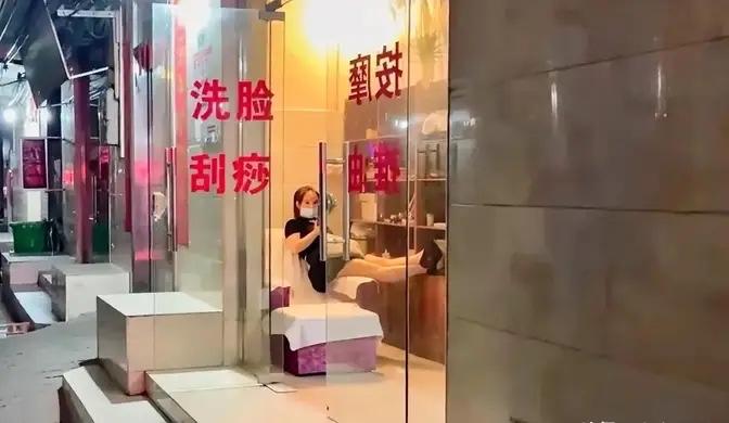 广西河池，一男子到足浴店消费时认识老板娘并对其展开追求。确定恋爱关系后，男子五个