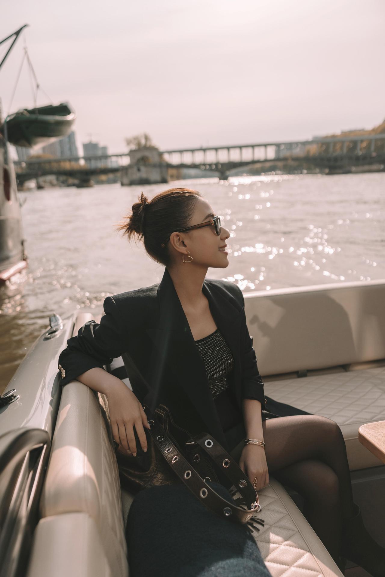 何超莲日常出行搭尊界S800,低调诠释什么叫“精致感拉满”
何超莲在澳门的日常片