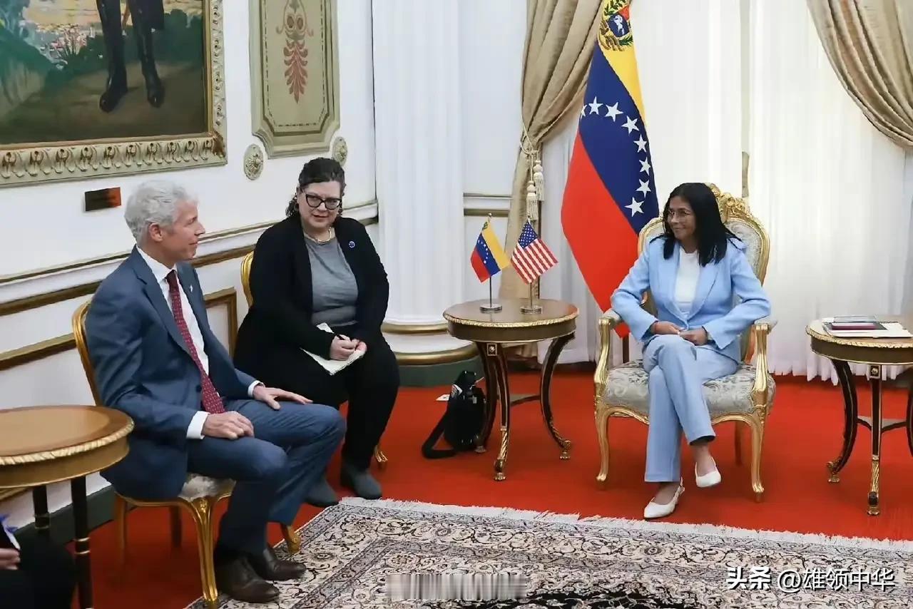 其实这样的国旗设置让美国无可挑剔，如果按照惯例，东道主国元首会见客国部长级官员时