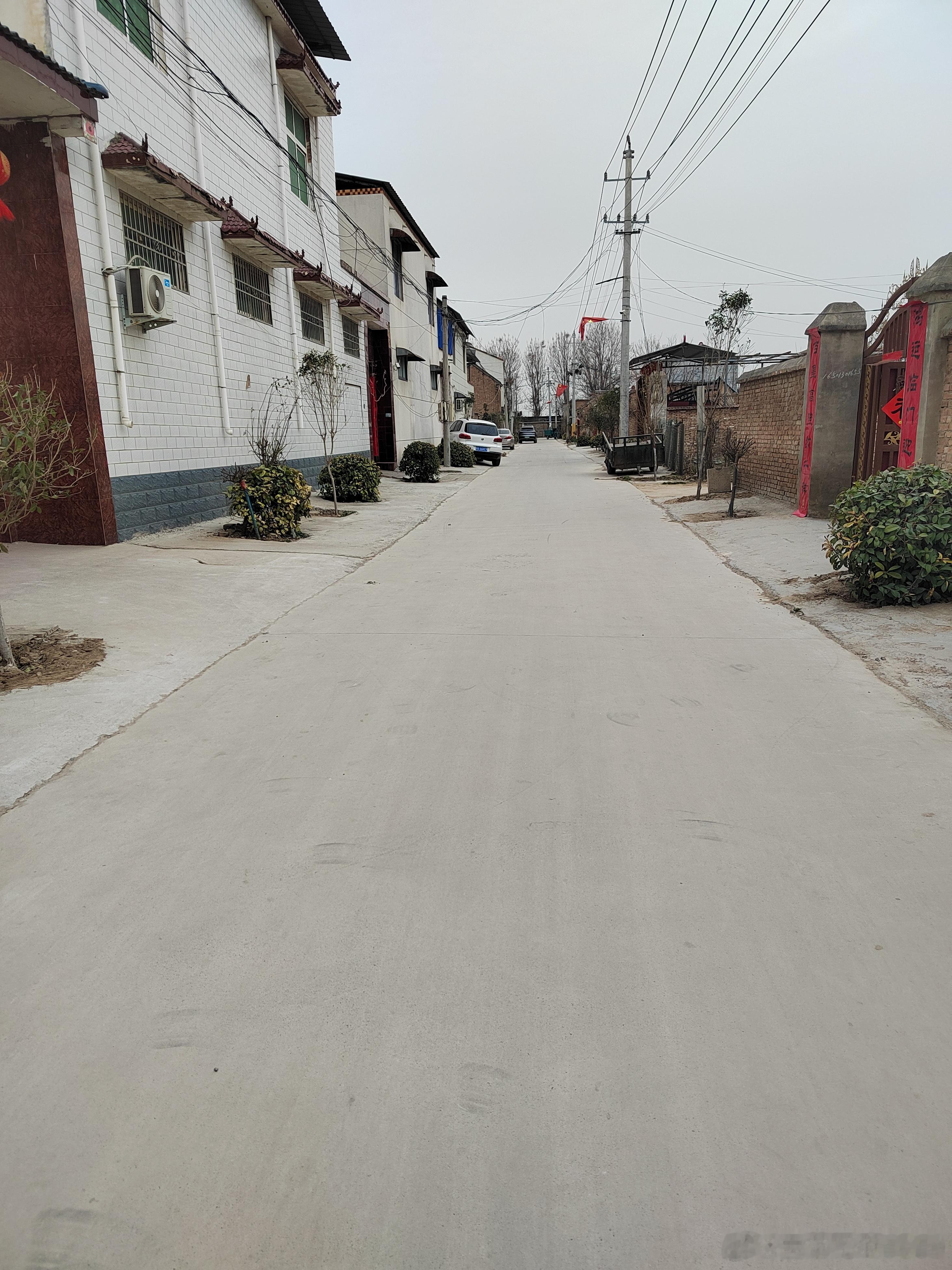 年过完了，返程的人陆陆续续都走了，老家街里又恢复往日的冷清。走几条街见不到几个人