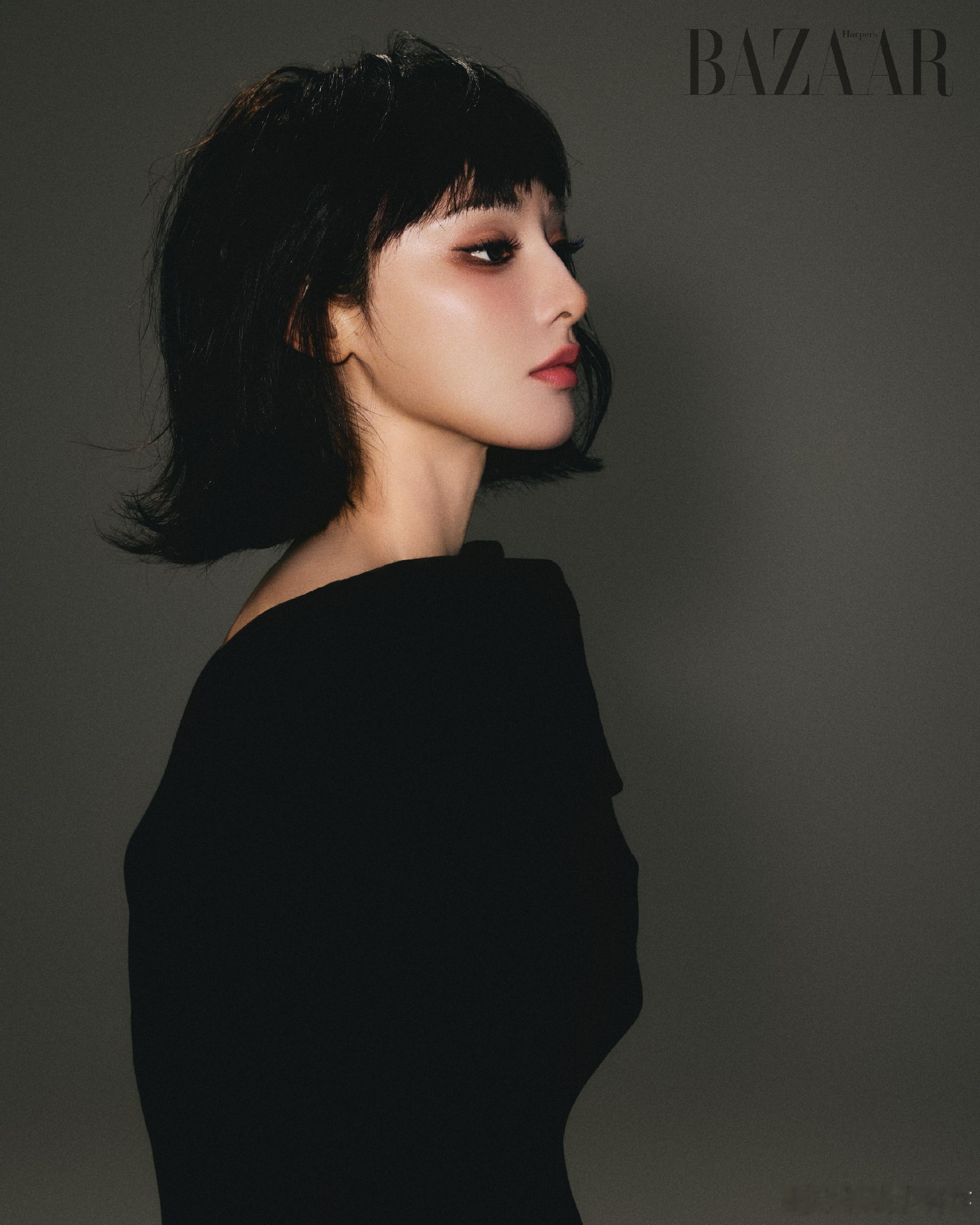 彭小苒越南芭莎新年封彭小苒那好美，黑色西装造型又酷又飒，气场全开，不管是什么风格