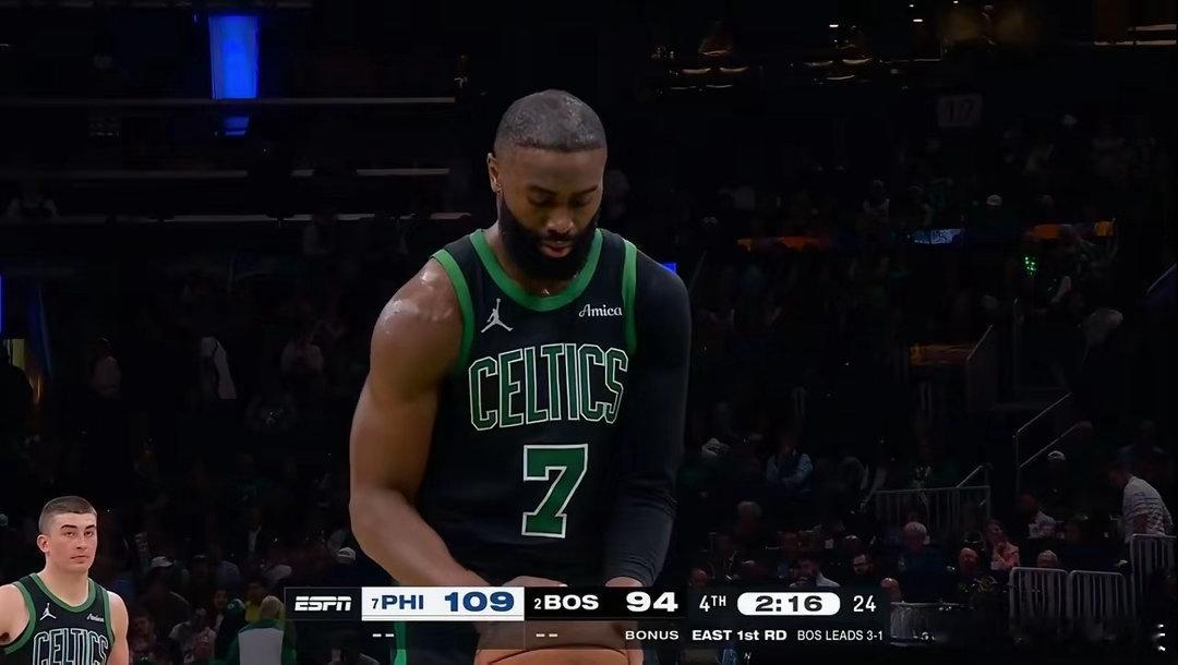 凯尔特人球星布朗不嚣张了！在今天凯尔特人主场97：113惨败76人的首轮G5中，