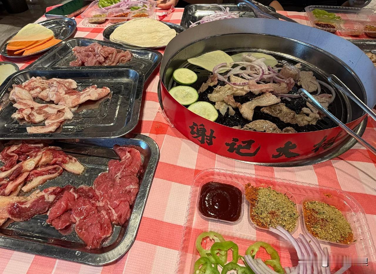 之前和朋友去吃重辣牛油锅，锅底香到邻桌都在探头问是几号桌，结果同行的妹子直接用了