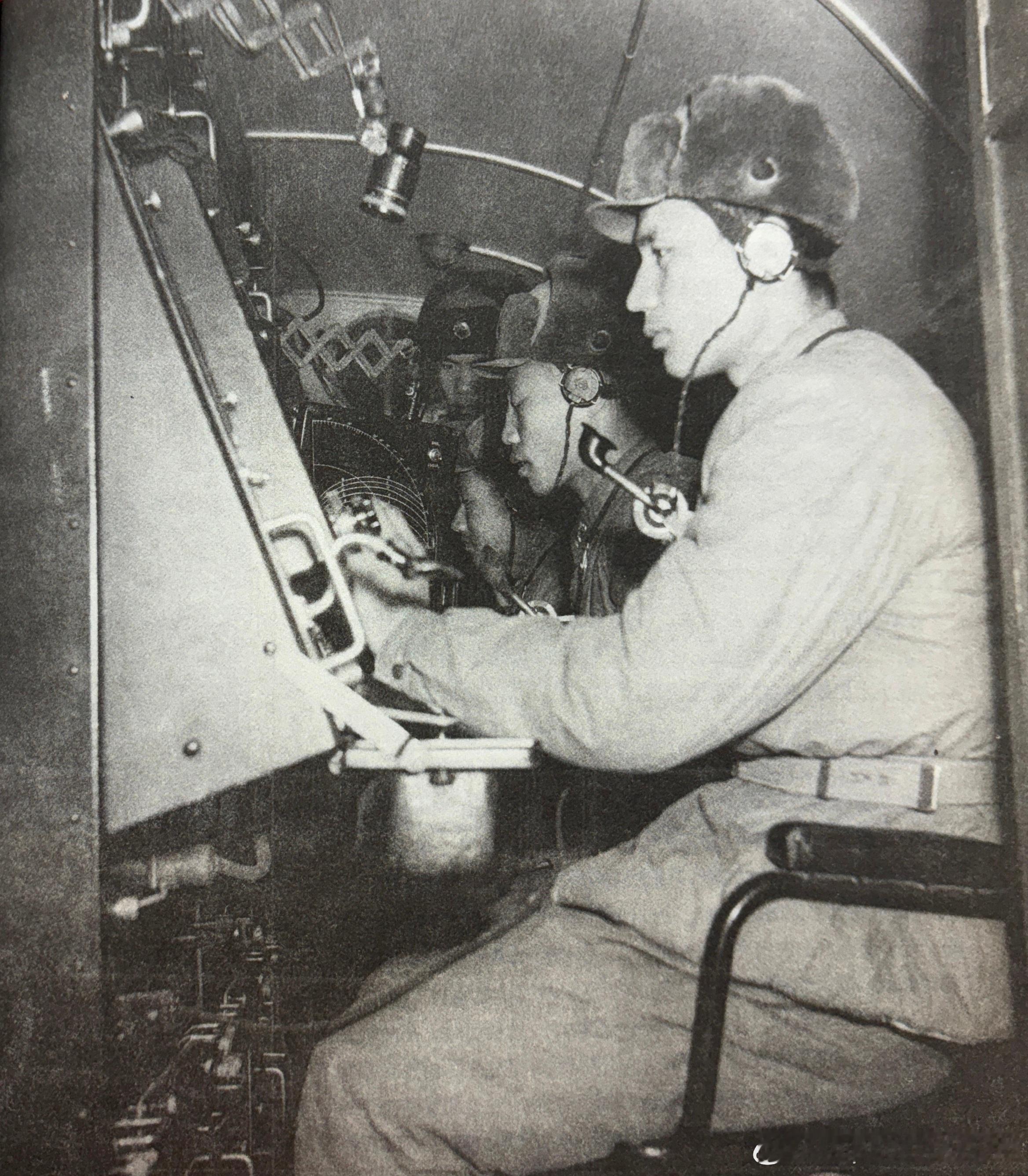 50年代初华东地区雷达兵在雷达前观测敌情军事历史全触达 ​​​