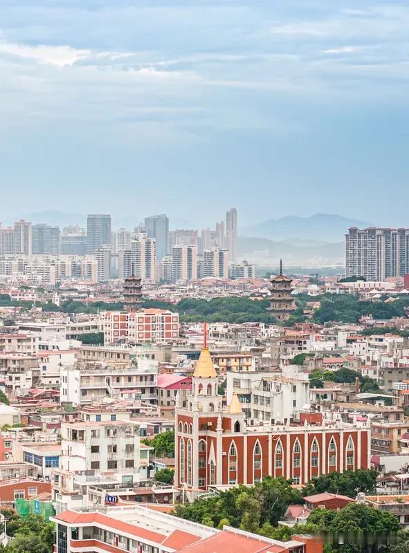 你心目中的泉州是一座怎样的城市? 
泉州在我心中，那就是一座宝藏城市。它历史底蕴