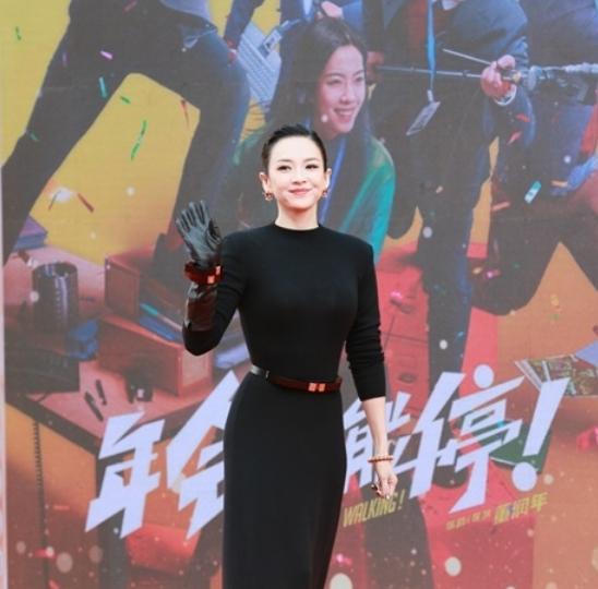  
章子怡作为大咖，身着紧身小黑裙走上红毯，虽然造型简单，但她气场强大，尤其是身