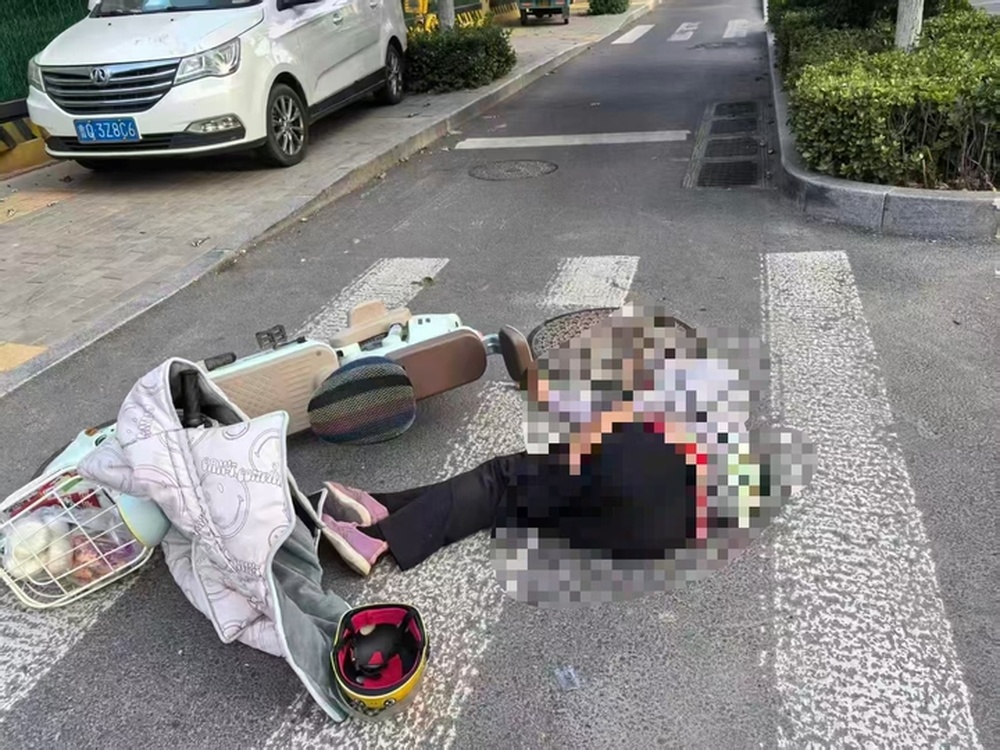 女子受伤倒在马路边，民警下班偶遇果断伸援手