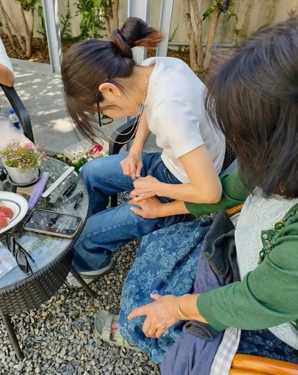 Ella陈嘉桦回老家准备过年，帮家里的老人剪手指甲和脚指甲。看Ella这么大大咧