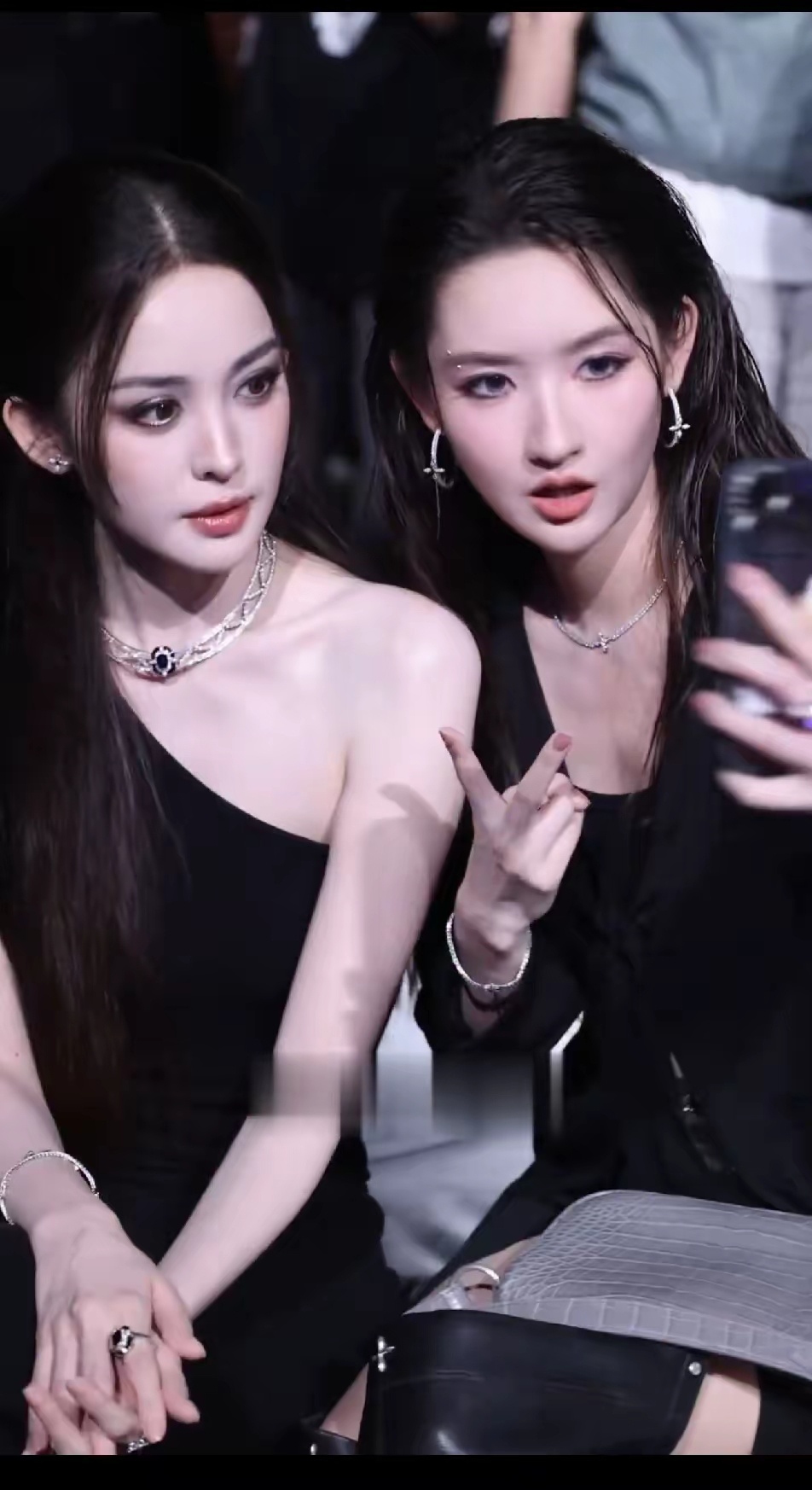 古力娜扎和王玉雯这两张脸放一块儿，视觉冲击有点大啊，感觉王姐做了充分的准备才敢和