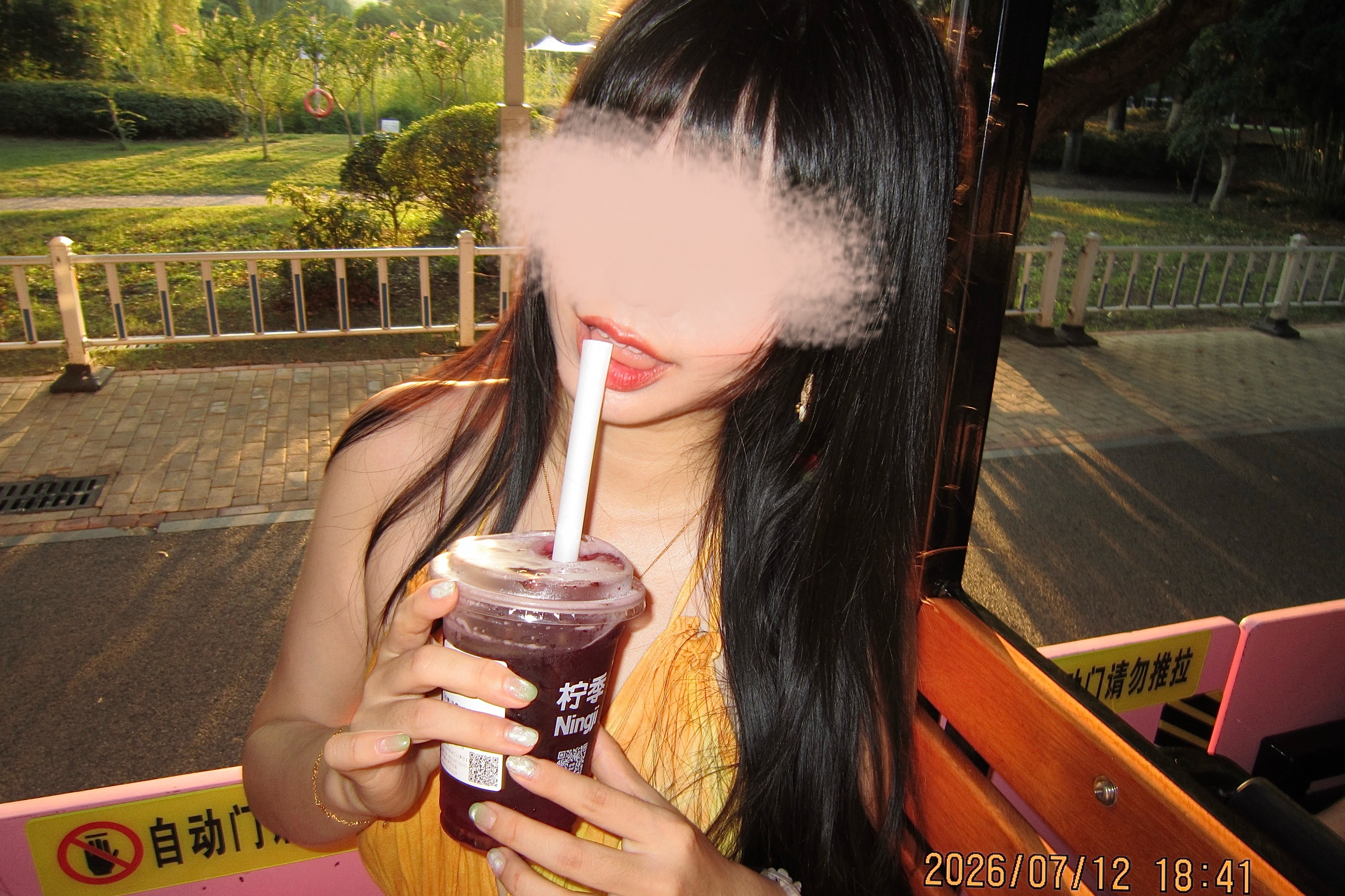 ccd会美颜吗！？？为什么胳膊那里的地砖是歪的我不明白 我肥肠震惊！ 