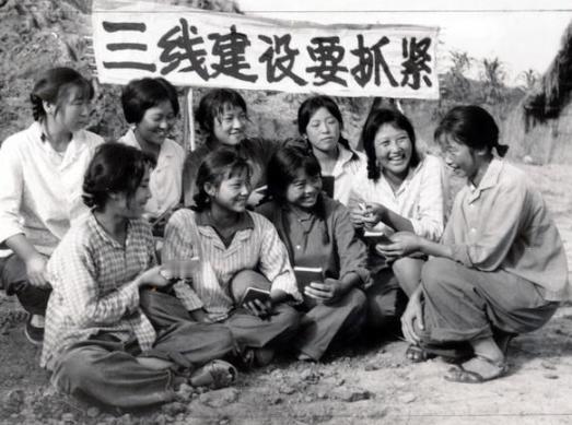 毛年谱  1964年11月26日下午，毛主席和刘少奇、周恩来、邓小平、彭真听取李