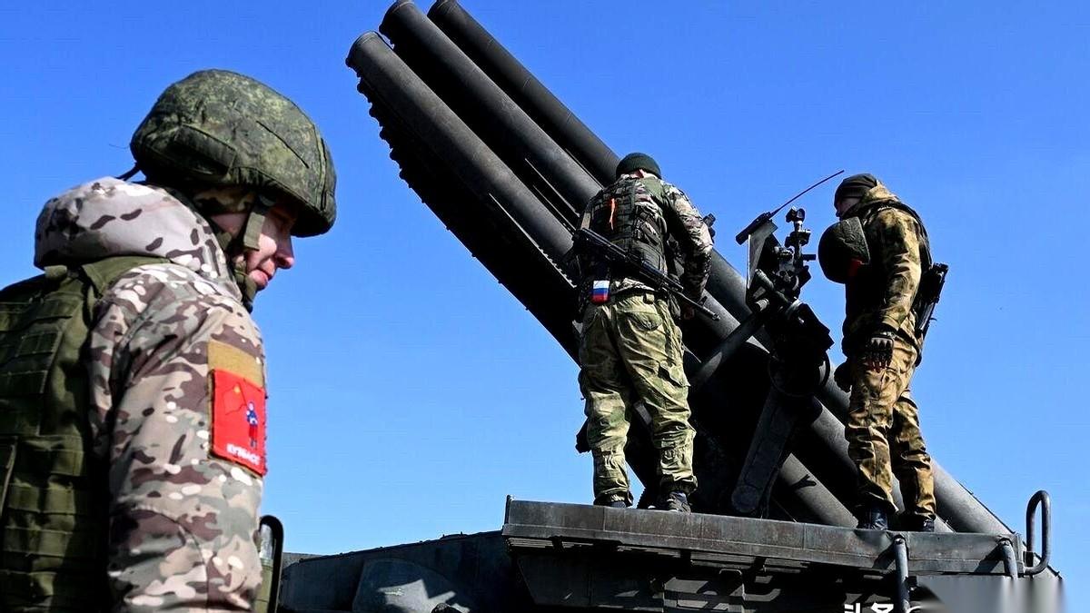 别再看那些一惊一乍的标题了，我跟你说点实在的。
这根本不是简单的炮火互轰。
这叫