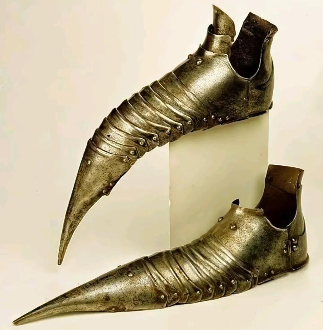 盔甲是防御装备，但也有刃甲这种攻击性很强的甲胄，欧洲板甲虽不是刃甲，却也具有了攻