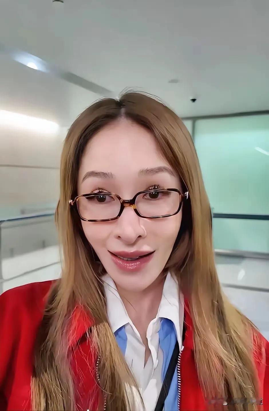 萧亚轩的脸彻底烂了！

搞不懂萧亚轩这么热衷于整容，看看这图，这比蛇精还蛇精。你