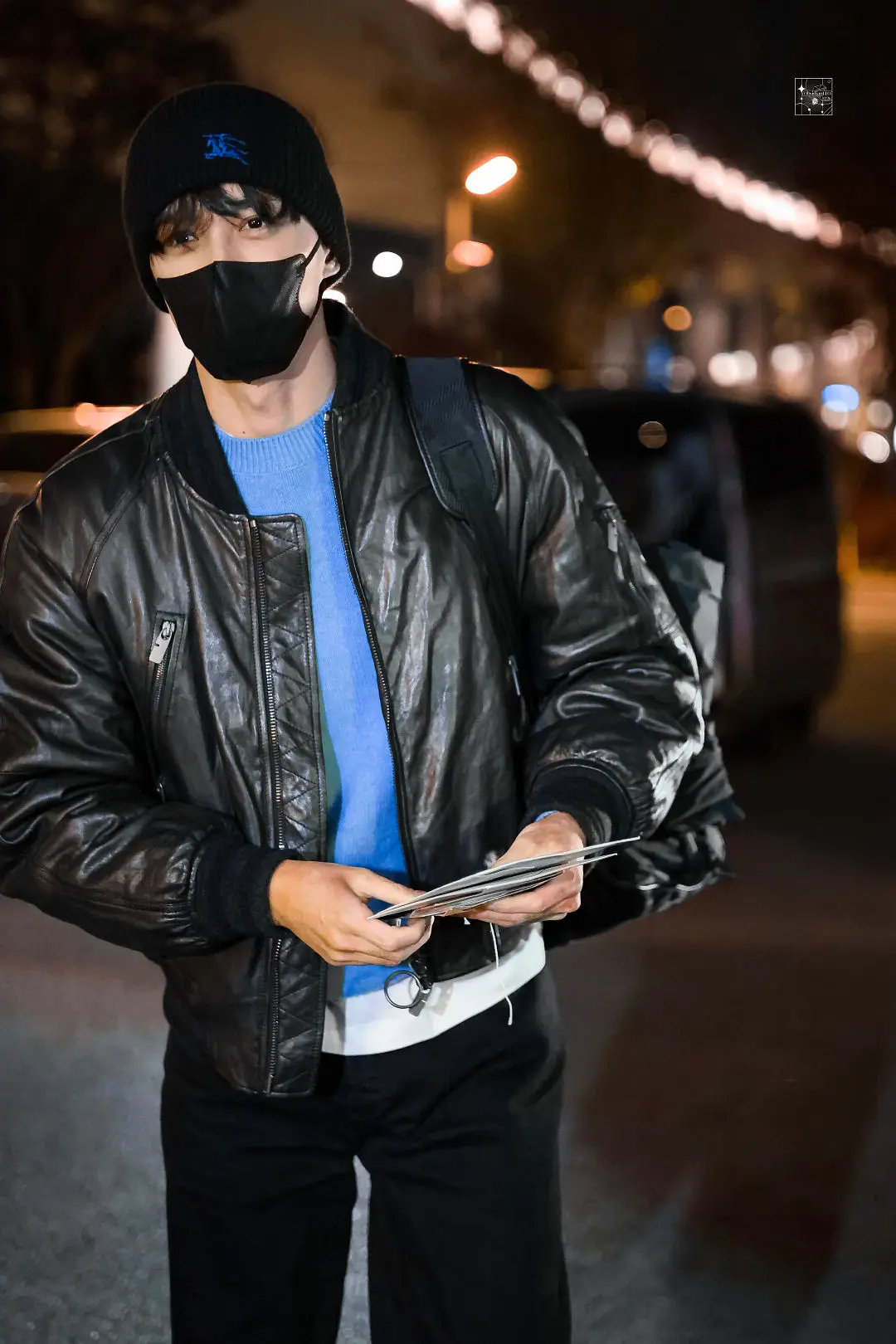 吴磊出发路透，我嘞个皮衣潮男大 