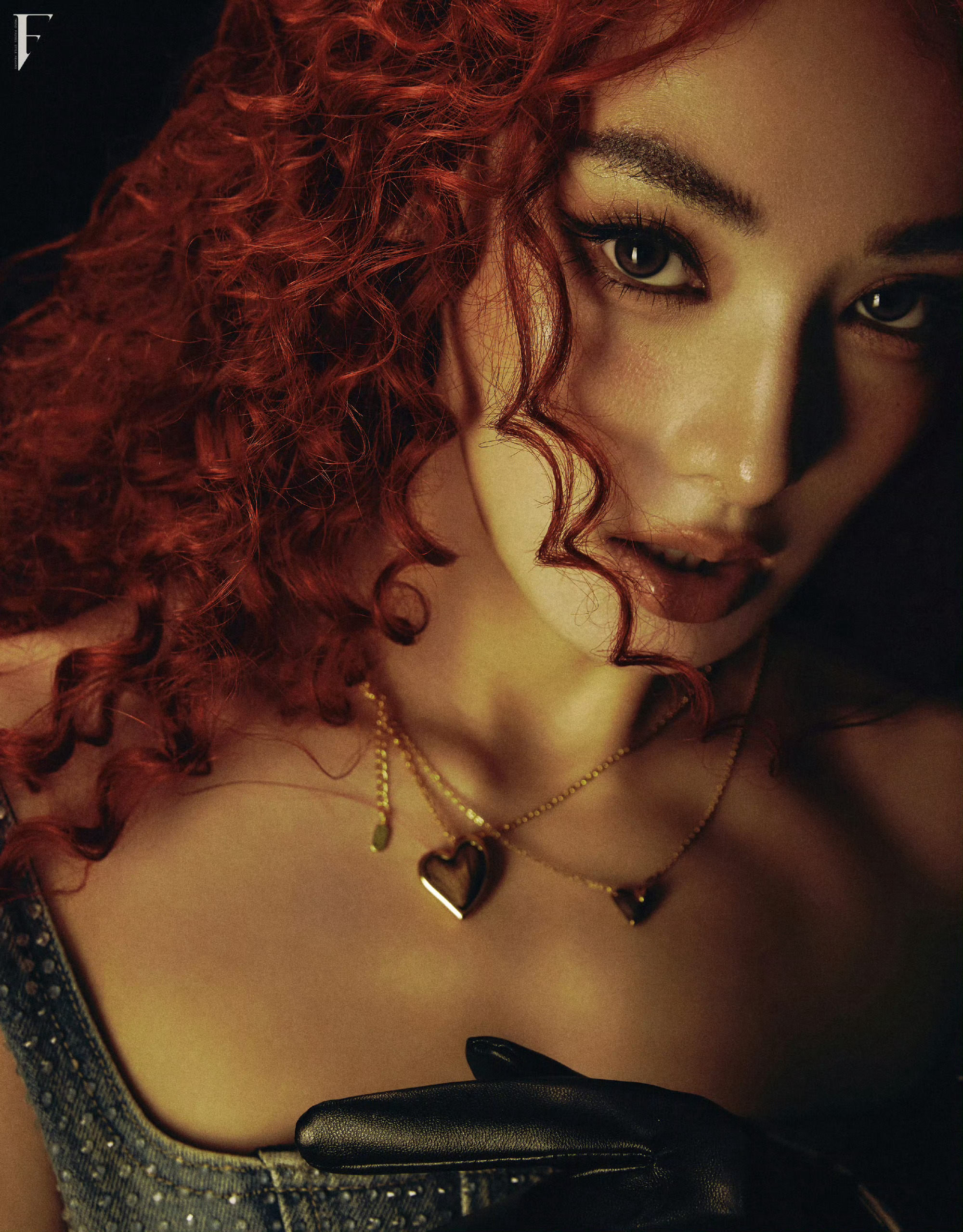 鎏金与红影在镜头里呼吸F时尚画报彭小苒复古鎏金大片造型：Noah Zhao 摄影