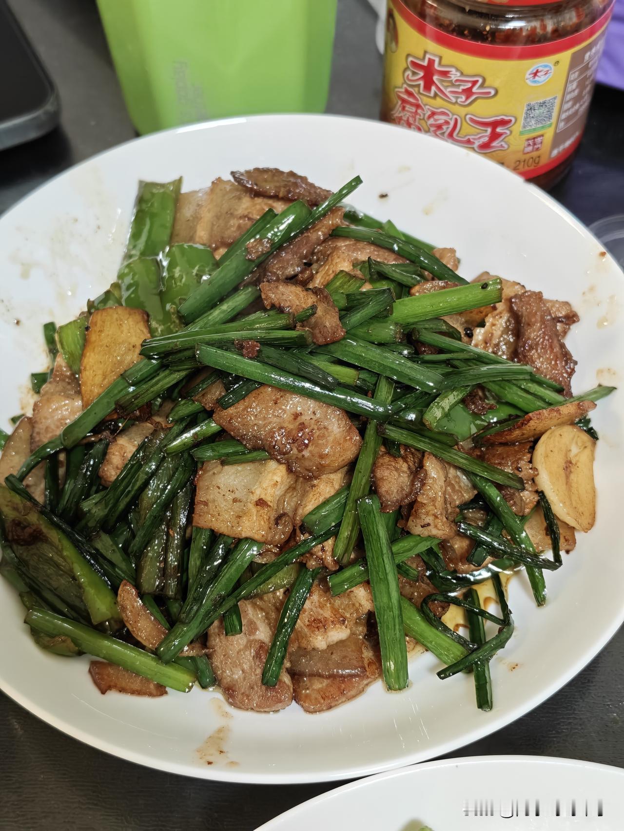 兄弟们走一个～今天奢侈一把整了四个菜：韭花炒肉、黄瓜火腿、手撕鸡、蚕豆，自己做两