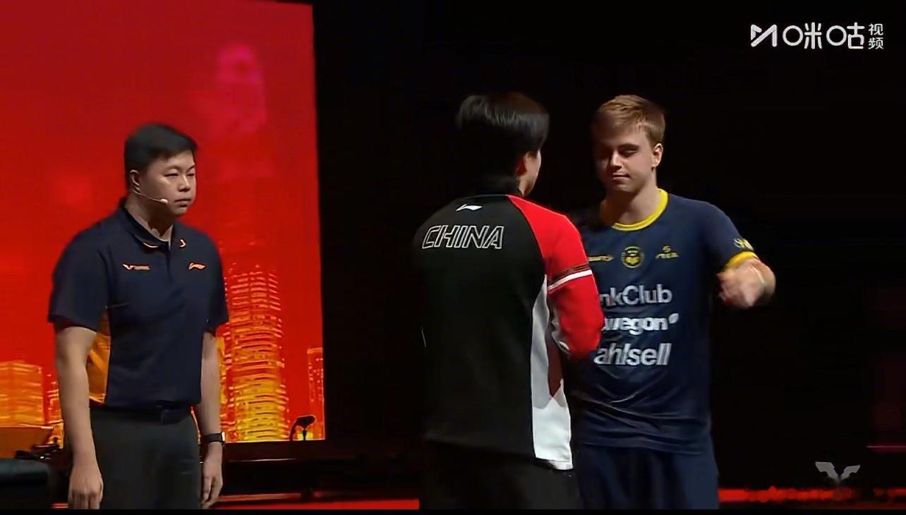 WTT香港总决赛男单半决赛王楚钦因伤退赛。王楚钦与莫雷加德拥抱，莫雷加德晋级决赛