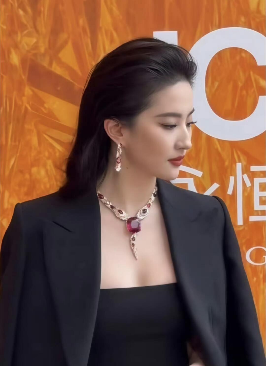 刘亦菲大背头被大背头刘亦菲硬控的30秒…这种毫不费力的大佬感真的绝了！从青涩的白