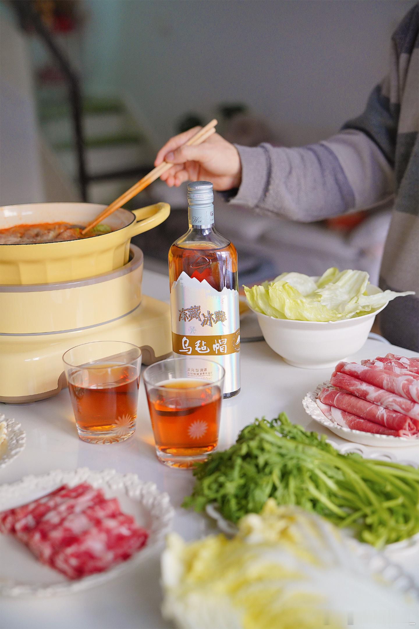 冬天和火锅最配啦~赶上初雪，和朋友们相约一起围炉涮肉，热热闹闹，心满意足~吃火锅