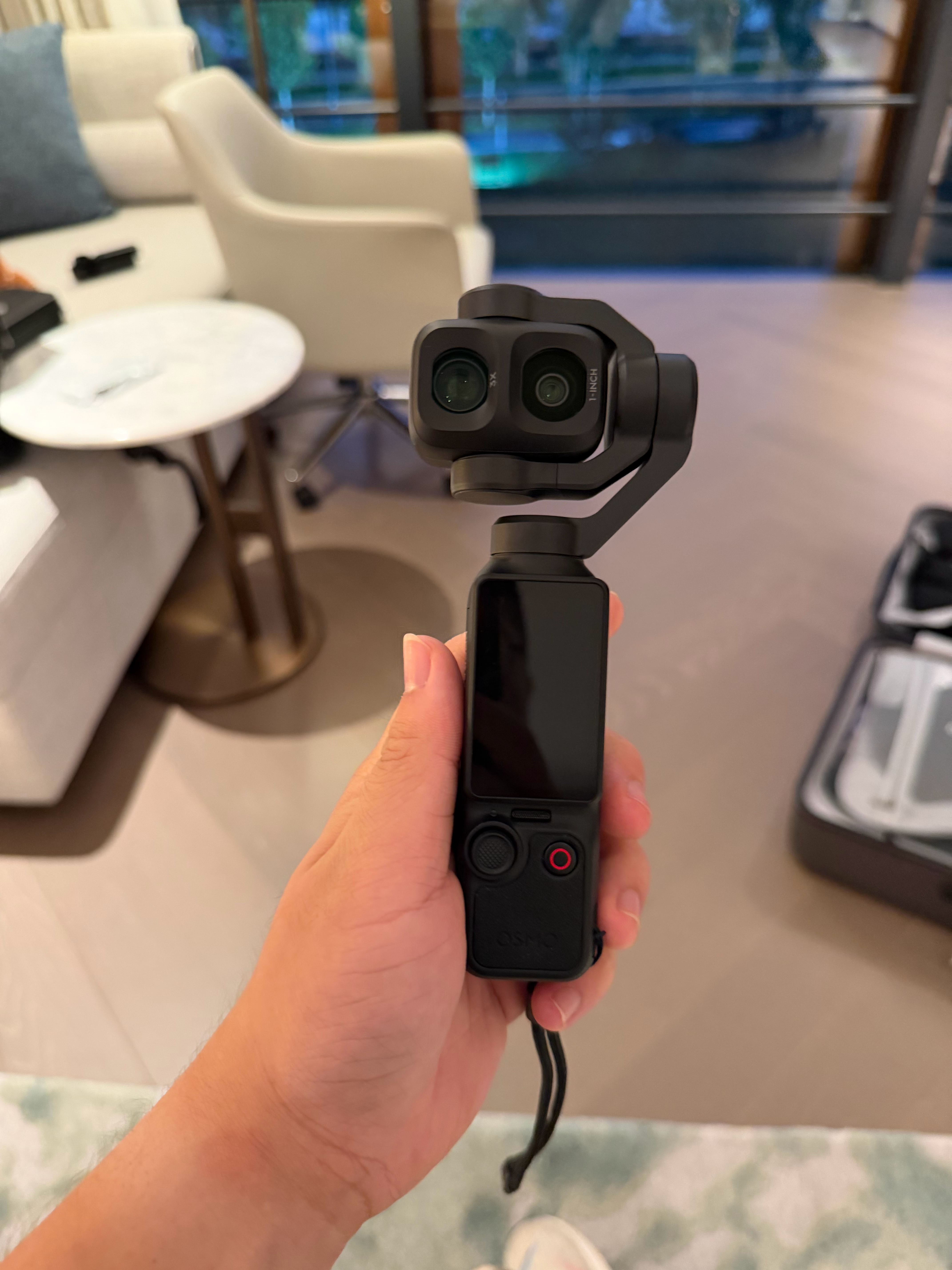 也是玩到Pocket4 Pro了感觉还是有一些软件上的小瑕疵但是咋说呢，还是得整