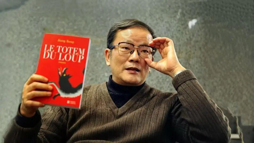 姜戎，原名吕嘉民，1946年生于北京，当代作家。1967年赴内蒙古草原插队十一年