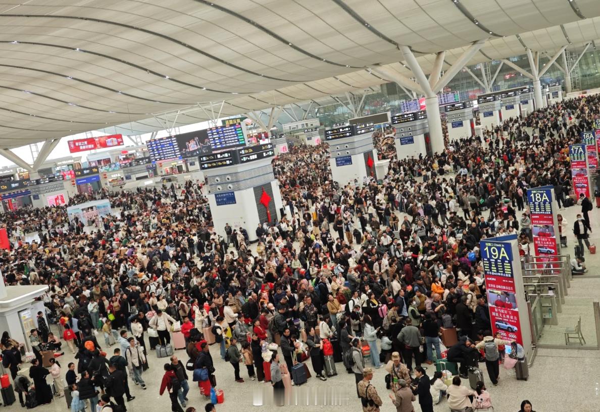 今天的深圳北站人不少，你们还没准备出发回家吗？深圳