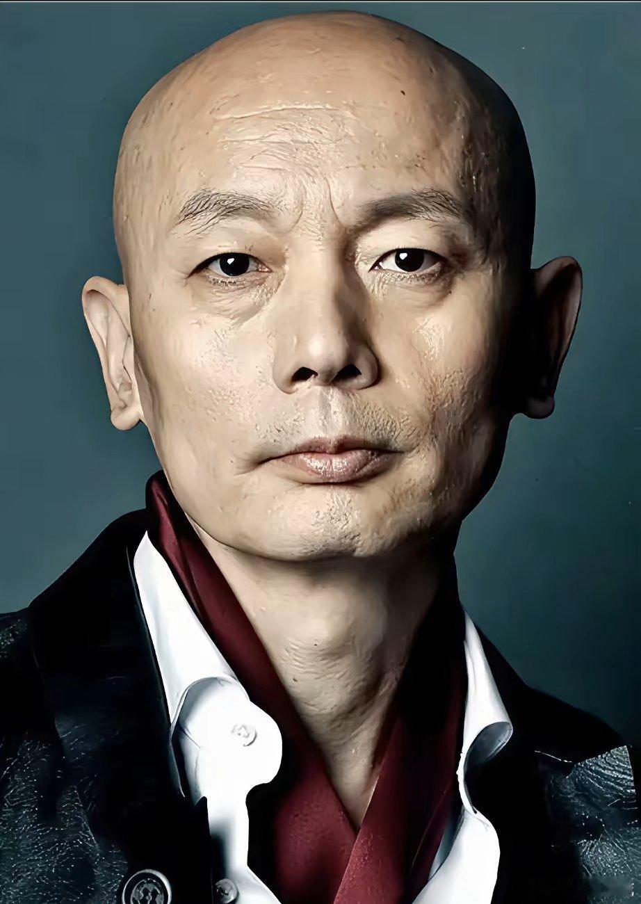 别看这个男人平时低调得很，说话总带点蔫儿坏但一打听才知道，他做的事比电影里的兄弟