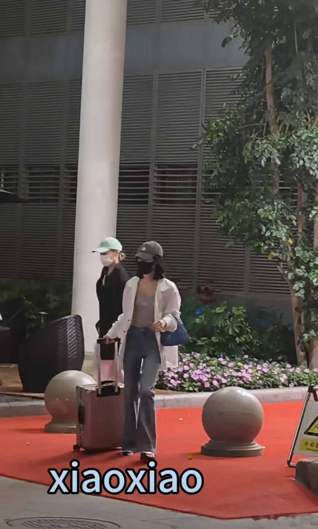 赵今麦主要是头大脸大，身上好像没胖过 