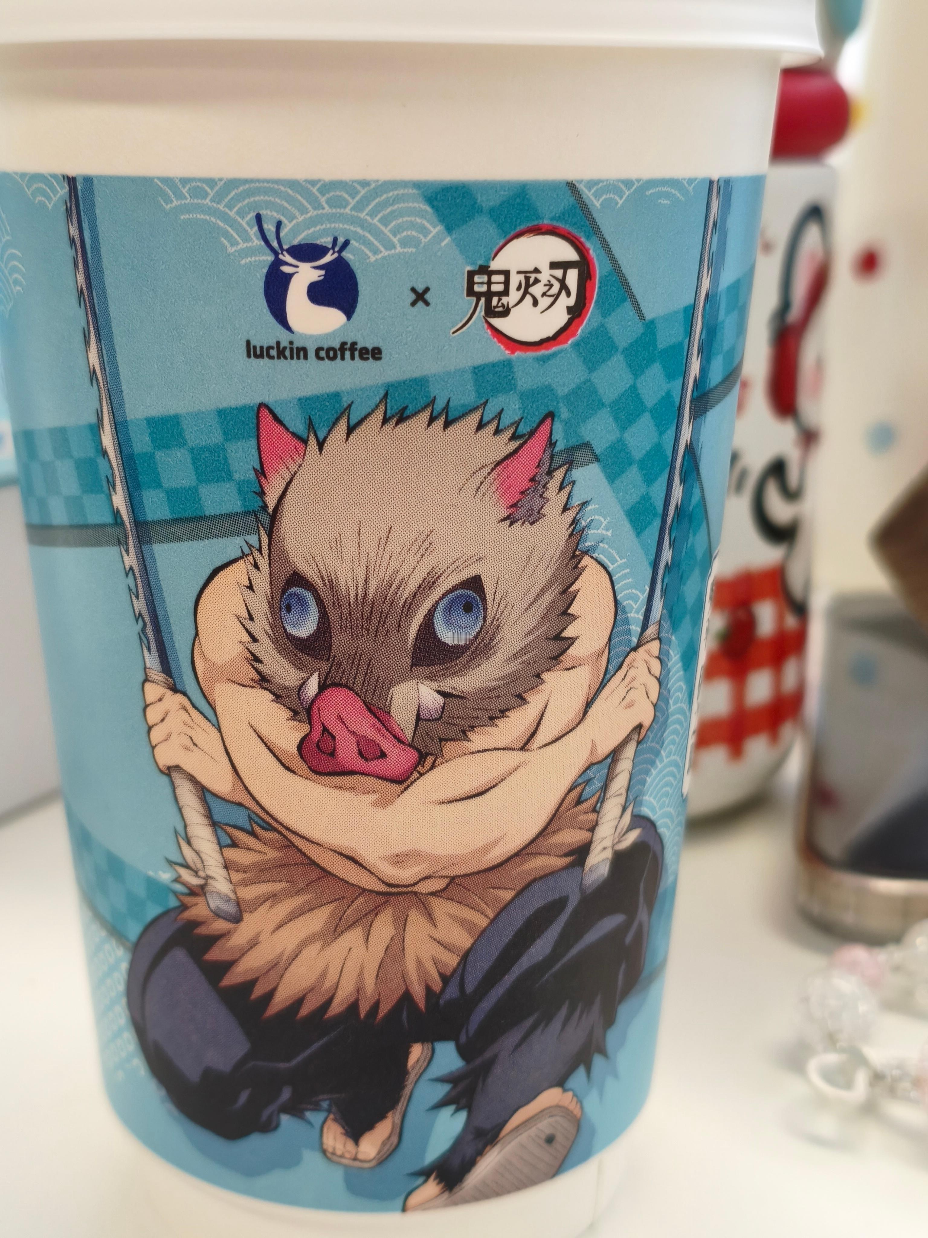 电影鬼灭之刃我就知道你小子有动作！因为早上喝的瑞幸咖啡，拿到的就是和鬼灭之刃联名