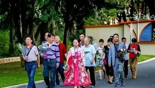 中国游客到朝鲜游玩，朝鲜人疑问：为什么中国人是这样的？

踏上朝鲜的土地，很多中