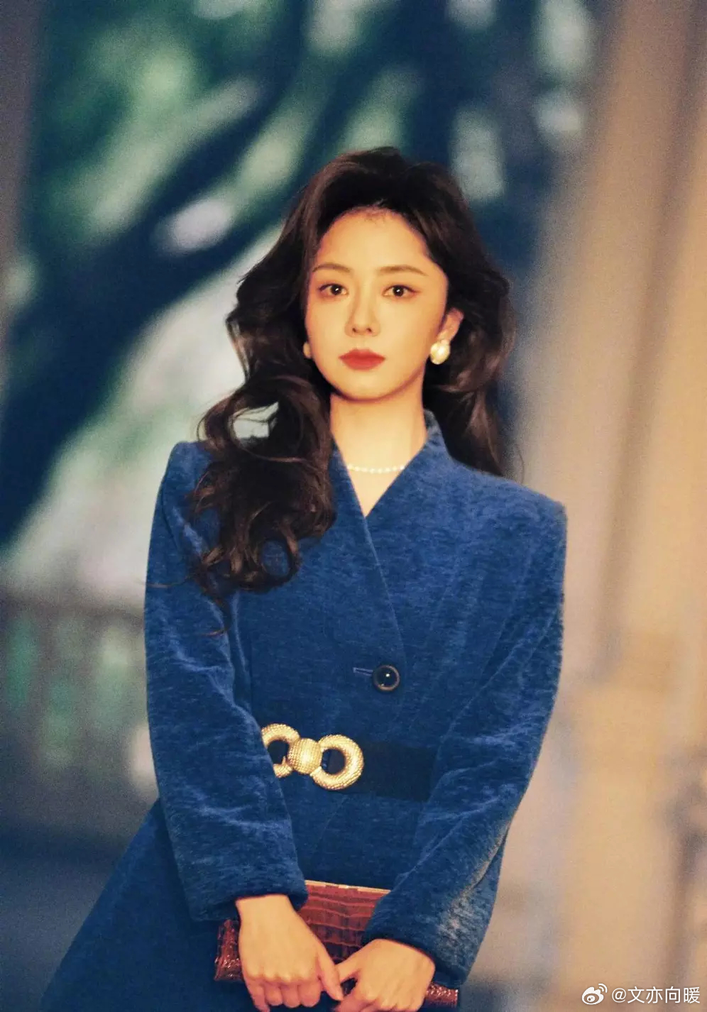 文亦娱乐谭松韵穿蓝丝绒西装搭珍珠配饰温柔灵动 复古卷发尽显温婉港风韵味 