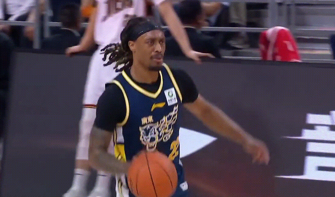 广东队目前领先9分，看得出来双方防守强度不高，两边打得很放松有互飙三分，奎因状态