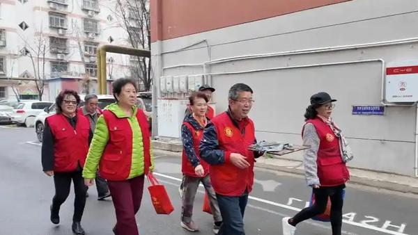 在城市的各个社区里，总有这样一群志愿者，把居民的“小烦心事”当成自己的“要紧事”