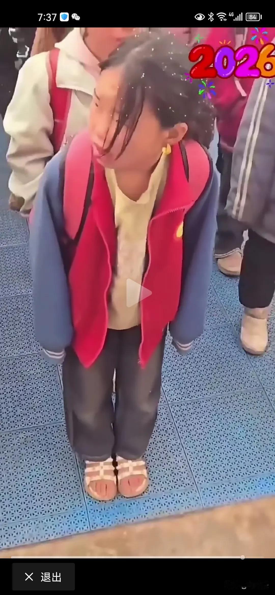 我想问闫学晶，这红衣服小女孩和你女儿差不多大，长的也挺像，可为什么她下雪天穿个凉