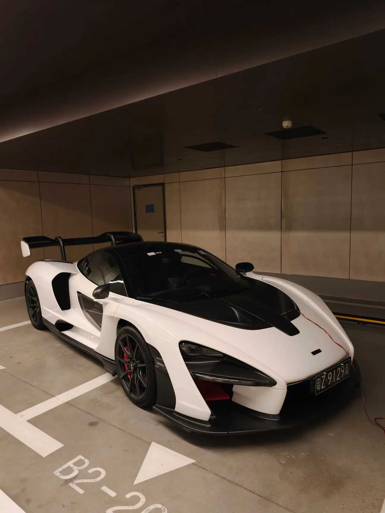 “以神之名，冠车之姓”